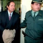 Javier De la Rosa es conducido a uno de los juicios por el desfalco a KIO, en una foto de archivo