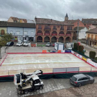 Imagen que presentaba ayer la pista de hielo natural instalada en la plaza Mayor coyantina. DL