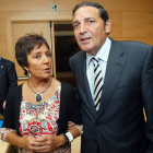 Mercedes Martín, secretaria de Sanidad del PSCyL, con el consejero de Sanidad, Antonio Sáez.