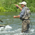 Un participante pesca a ninfa en el coto del Condado.