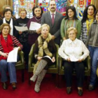 La concejala, con el grupo de mujeres y el director de la Obra Social de Caja España.