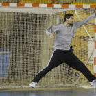 El ex del Ademar y portero del Veszprém, Mirko Alilovic, entrenó ayer con el equipo húngaro en el Palacio Municipal de Deportes.