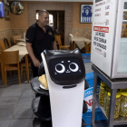 El robot camarero dispone de varias bandejas para llevar los servicios. DANIEL PÉREZ