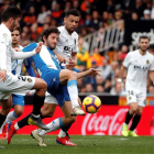 Rubén Sobrino y Francis Coquelin luchan por el balón con Esteban Granero. JUAN CARLOS CÁRDENAS