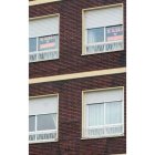 Un edificio con anuncios de alquiler de vivienda.