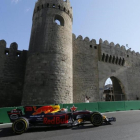 Max Verstappen conduce el Red Bull durante la primera sesión de entrenamientos del GP Azerbaiyán.