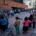 Un grupo de personas hacen cola para comprar medicinas en una farmacia en la ciudad de Caracas (Venezuela).