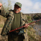 Un avezado pescador muestra una trucha sacada del Órbigo, el río con mayor concentración de cañas