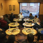 De frente, el presidente del PP en San Andrés, en la reunión con concejales y simpatizantes. DL