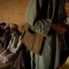 Un grupo de afganos esperan una cola para recoger su acreditación electoral