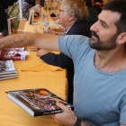 El fotoperiodista Jordi Borràs firmando libros por Sant Jordi 2018.