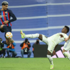 Araújo y Vinicius pujan por el balón en el partido de ida de las semifinales de la Copa del Rey. KIKO HUESCA