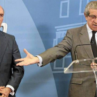 El presidente del Banco Ceiss, Evaristo del Canto, y el presidente de Unicaja, Julio Medel, en una comparecencia pública.