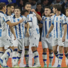 Mikel Merino celebra con sus compañeros tras marcar. J. HERRERO