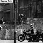Fotografía de archivo de agosto de 1961 de la construcción del Muro de Berlín en la calle Bernauer de Alemania.