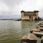 Un grupo de turistas abandona un observatorio de aves de una de las lagunas de Villafáfila, Zamora