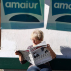 Una mujer lee en Hondarribia (Guipúzcoa) el diario ‘Gara’, que publicó la entrevista a los etarras.