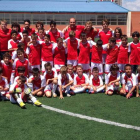Imagen de familia de los niños y entrenadores del campus del Arsenal celebrado en León.