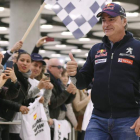 Carlos Sainz fue recibido en el aeropuerto de Madrid por más de un centenar de aficionados. VILLAR