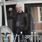 Assange en el balcón de la embajada de Ecuador en Londres.