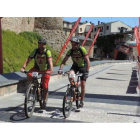 Dos competidores, a su llegada a la meta en el castillo. DL