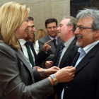 Pilar del Olmo charla con el procurador de IU José María González, ayer en las Cortes.