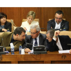 Fierro escucha a Reiner y a Moreno junto al resto de ediles del PP en el último pleno de Ponferrada.