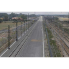 La línea del AVE, la plataforma que espera la segunda vía y, más a la derecha, los raíles del tren convencional a la altura de Torneros. RAMIRO