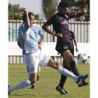 El defensor de La Virgen, Rueda, intenta frenar a Ricardo.