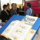 Carmen Morán, Belén Fernández, Francisco Álvarez y Benjamín Arias, en uno de los stands.