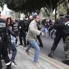 La policía dispersa a los empleados del Banco Laiki, el segundo mayor de Chipre.