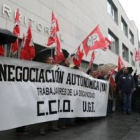Varios de los manifestantes, frente a la Gerencia de Asuntos Sociales