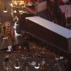 Expertos forenses examinan los destrozos tras la irrupción del camión contra el mercadillo navideño de Berlín, el 20 de diciembre del 2016.