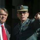 El teniente coronel Feliz Cadenas, ayer con el subdelegado del Gobierno en León