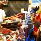 Una señora prueba el embutido de uno de los expositores de la Feria de los Productos de León