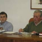 Cándido González, alcalde de Crémenes, a la derecha