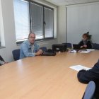Un momento de la reunión entre los sindicatos y el asesor del Ayuntamiento, ayer en el Campus.