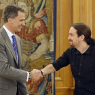 El Rey saluda al secretario general de Podemos, Pablo Iglesias (d), durante la audiencia ofrecida en el marco de la segunda ronda de consultas para la designación de candidato a la Presidencia del Gobierno, esta tarde en el Palacio de la Zarzuela, en Madr