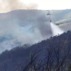 Descarga de agua en el frente del incendio de Sigüeya.