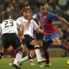 Ronaldinho pelea un balón con Angulo y Curro Torres, del Valencia, en el partido del pasado sábado