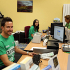 Los trabajadores de Caja Rural, con la camiseta solidaria.