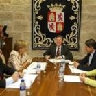 José Manuel Fernández Santiago, preside la última reunión de la mesa de las Cortes en Fuensaldaña