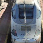 Un tren Alvia circulando por la estación de Bembibre en sentido hacia Ponferrada. L. DE LA MATA