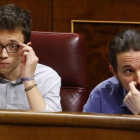 Pablo Iglesias e Íñigo Errejón en sus escaños, este miércoles durante el pleno del Congreso.