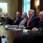 Donald Trump se dirige a los miembros de su Gabinete, ayer, en la Casa Blanca.