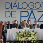 El representante del ELN, Pablo Beltran (a la izquierda), habla junto al miembro del Gobierno de Colombia, Juan Camilo Restrepo