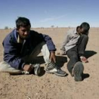 Arif Hoshain y Amin Mandul, exhaustos después de caminar durante ocho días por el desierto