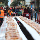 El roscón medía más de cincuenta metros, pesaba 180 kilos y repartía 5.000 euros en premios. ANA F. BARREDO