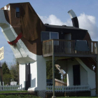 Un matrimonio estadounidense homenajeó a sus perros creando el Dog Bark Park Inn, un hotel con forma de dos chuchos gigantes.