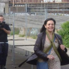 Mercedes Alonso, perseguida por un cámara, cuenta hoy sus vivencias en Amsterdam.